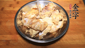 筍干冷水泡發(fā)至軟，切成小段，生姜切成片備用。