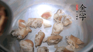 將汆燙好的豬蹄塊、蹄片 、筍段、姜片放入鍋中，放黃酒調(diào)味。