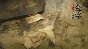 加適量溫水淹沒食材，大火燉至水沸后再小火慢燉1小時，出鍋前10分鐘加枸杞。（焯過水后的豬蹄不應(yīng)再用涼水，用溫水燉煮更容易軟爛。也可以用高壓鍋或者有煲湯功能的電飯煲，省時又便于入味。）