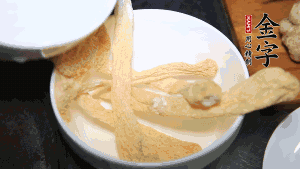 竹蓀淡鹽水泡發(fā)后，剪去菌蓋頭（封閉的一端），切成小段。生姜切片，蔥切段備用。