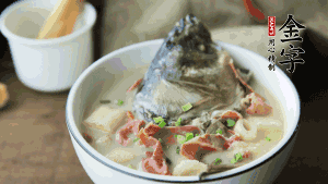 出鍋前可以撒上少許蔥花點(diǎn)綴。