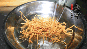 蟲(chóng)草花用涼水浸泡10分鐘，干香菇溫水泡發(fā)至軟去蒂備用。蓮子、紅棗也可一同清洗干凈。
