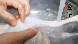 土雞處理干凈。（如果買不到土雞，一般的雞也是可以的，不過(guò)需要汆水。溫水下鍋汆燙7分鐘左右，汆燙時(shí)需要適時(shí)翻動(dòng)。汆燙雞肉是為了去掉生腥味，也是一次徹底清潔的過(guò)程，可以使燉出的湯清爽而不渾濁，鮮香而無(wú)異味）