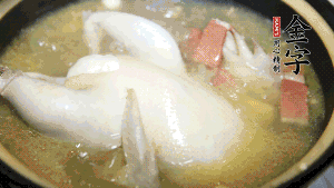 煮沸時(shí)加入蟲(chóng)草花、香菇、紅棗，以料酒調(diào)味繼續(xù)小火燉煮1小時(shí)左右。