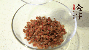 【月餅餡】2．火腿丁、白砂糖、蜂蜜攪拌腌漬2小時(shí)。