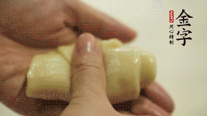 【包月餅】1．面劑兩頭向中間捏緊， 把光滑一面向下，按扁后搟成圓形面皮。餡料放在面皮中心，把餡料包緊，捏緊收口。