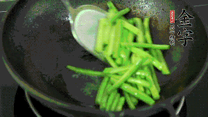 鍋中倒油，油溫7成熱時(shí)，放入四季豆煸炒至變色，然后放入香腸均勻翻炒，加少許清水燜煮1分鐘。