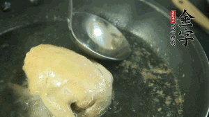 鴿子去毛和內(nèi)臟，處理干凈。大火燒開鍋中的水，放入鴿子汆燙3分鐘，撇清血沫，撈出備用。（為了保證湯色純正，肉類在煲制前要先去除殘留的血水，煲湯時(shí)一定要冷水下鍋，這樣肉里的蛋白質(zhì)才可以充分地溶解到湯里，湯的味道才會(huì)鮮美。）