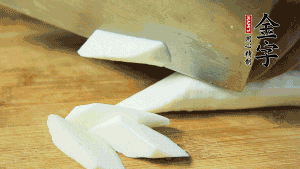 生姜刮去皮切成片，山藥去皮洗凈切成小塊備用。（山藥建議選擇軟糯的鐵棍山藥，口感上更好喲~）