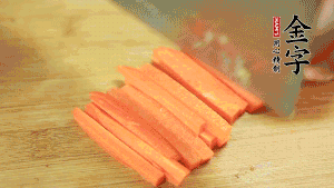 洋蔥、青椒、胡蘿卜切成粒備用。