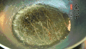 熱油起鍋，依次放入胡蘿卜粒、青椒粒、洋蔥粒煸炒均勻。