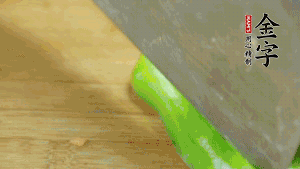 大蒜切成小段，青椒去籽滾刀切成塊。