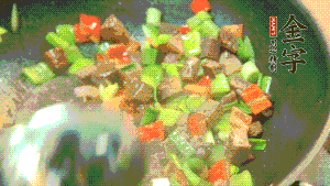 熱油起鍋，依次加入青椒塊、牛肉、大蒜煸炒均勻。