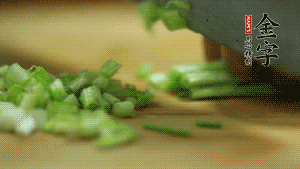 小蔥切成蔥花。
