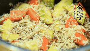 加入切好的胡蘿卜塊和南瓜塊、鹵牛肉塊攪拌均勻。放入電飯煲，按“煮飯模式”。