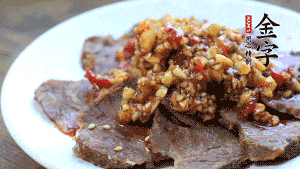 最后把醬汁淋到牛肉上即可，撒上芝麻、香菜。也可以把牛肉和醬汁攪拌均勻，讓牛肉與醬汁更加入味。