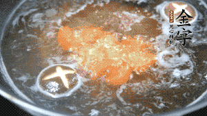 將烏冬面放入調好味的面湯中一起煮熟。（選擇烏冬面的原因，第一是因為菜鳥也能很好地做出成品，而不用擔心會糊鍋或者黏在一起；第二是因為白色的面條，在夏天看起來更有食欲。）