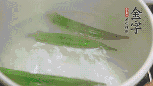 在煮面湯時，就可以做其他步驟了。比如把秋葵汆水，橫切成星星造型；雞蛋煮熟，切成兩半；黃瓜切成絲。