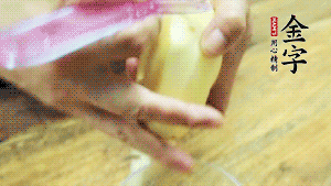 將食材洗凈，茄子、土豆切滾刀塊。