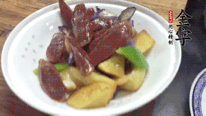 加少量生抽、鹽、糖、雞精調(diào)味，炒熟出鍋即可。