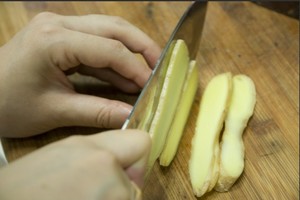 火腿切片，生姜切片。