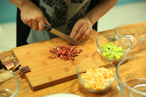 金字火腿隔水蒸15分鐘后切成小丁。