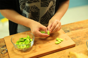 蠶豆剝除外殼，剩下嫩嫩的蠶豆。