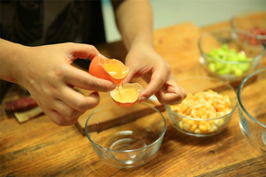 雞蛋蛋白和蛋黃分開，把蛋黃打散。