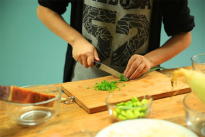 當(dāng)然，如果你愛吃蔥，可以切點蔥花加入。