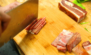將火腿清洗后切成絲備用。