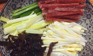 黑木耳泡發(fā)，黑木耳、韭黃、雷筍、青椒切成絲。
