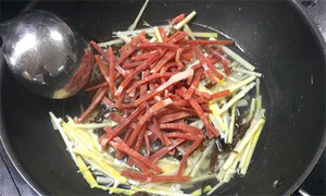 火腿絲、筍絲、黑木耳絲汆水后，瀝干。