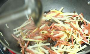 起油鍋，蒜茸煸香，倒入所有食材，加料酒翻炒至熟即可。