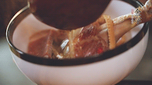 筍干提前冷水浸泡3小時(shí)，浸泡后將筍干撕成條狀。