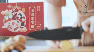 將處理好的老鴨放入冷水鍋中，丟入姜片，冷水煮沸去腥。