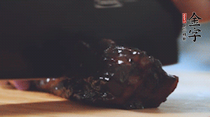 金字風(fēng)味醬肉切小塊。