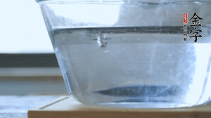 紅豆提前浸泡備用。