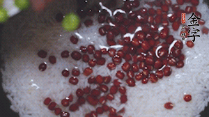 將炒好的食材和大米、紅豆一起放進電飯鍋煮。