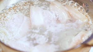 五花肉切塊，加姜片焯水備用。