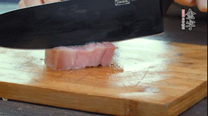 【餡料】1.金字淡咸肉加姜片料酒焯水，春筍焯水后切成小丁。