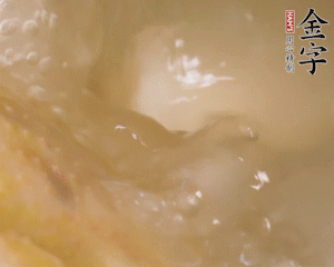 沸騰后撈出蔥結(jié)，小火燉45分鐘，加山藥再燉15分鐘。