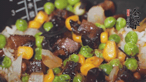 出鍋前加蠔油、生抽調(diào)味，撒點熟白芝麻即可。