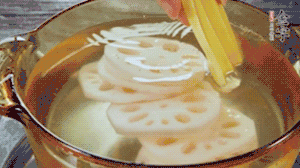 把藕和土豆焯水至八成熟，盛出瀝干水分。