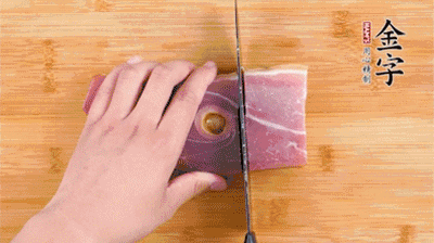 金字火腿切片，老豆腐切成塊，海鮮菇洗凈。