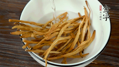 黃花菜、香菇提前泡發(fā)。黃花菜去掉硬頭，香菇切片。