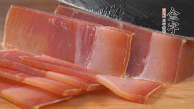 金字火腿切片，溫水浸泡5分鐘。