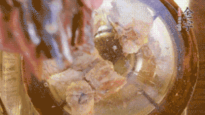 鍋中依次放姜片、排骨、火腿，加料酒、清水煮開轉(zhuǎn)小火煮30分鐘。