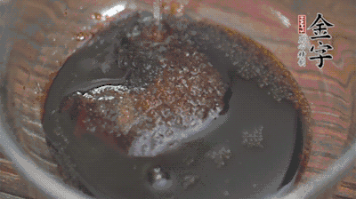 調配醬汁：耗油、生抽、老抽、糖、鹽、清水攪拌均勻。