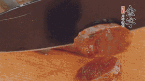 麻辣香腸蒸熟后，切片待用。