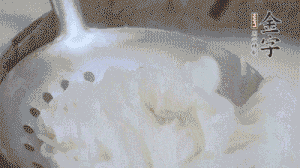 米粉煮熟過涼水備用。